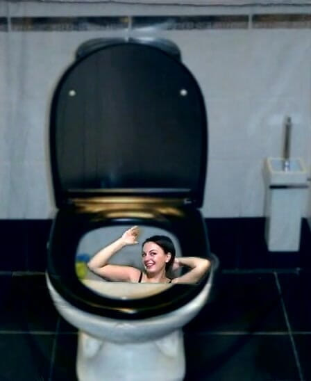 Sexy Milf: Kate se rince jusqu'aux toilettes en dansant, partie par partie...