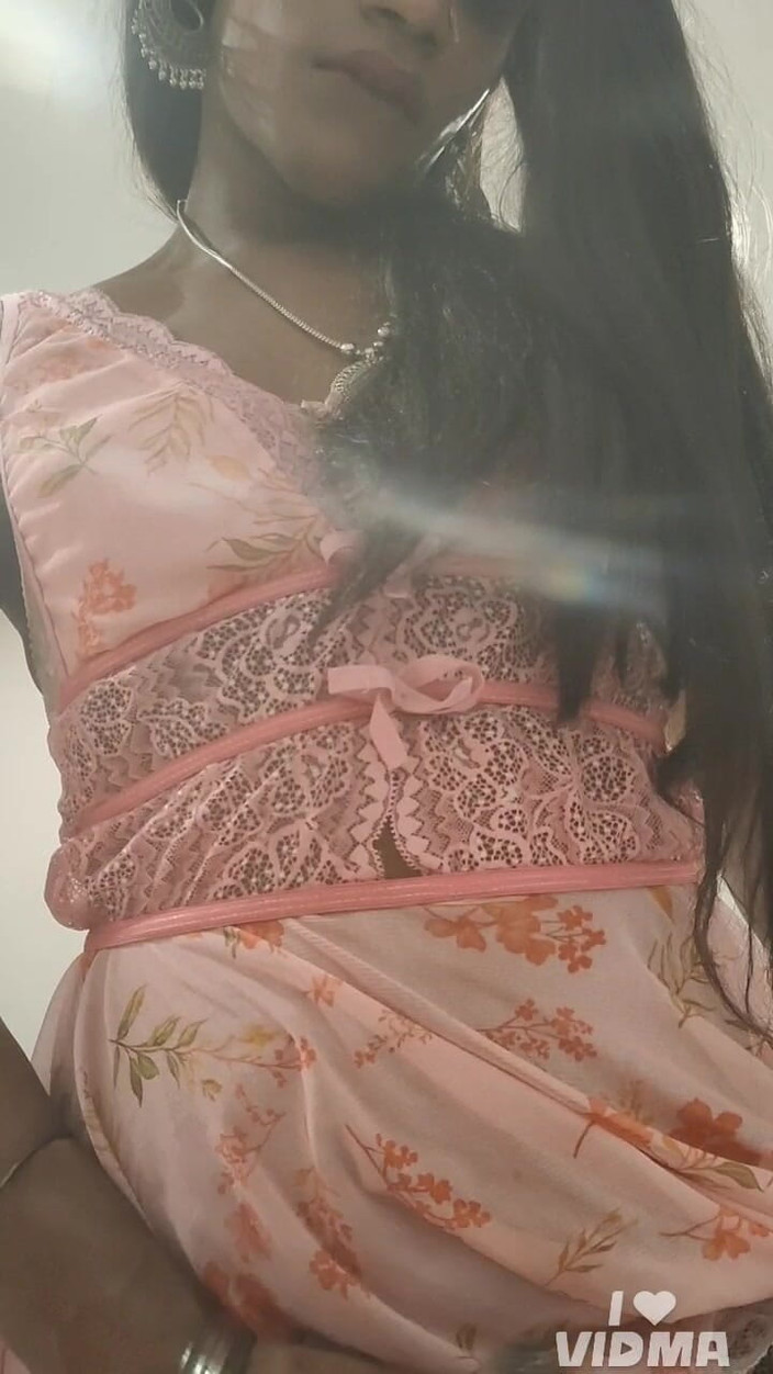 Keerthanakeerthi95: Indischer sissy-transvestã¤nder strockelt und lutscht großen schwanz