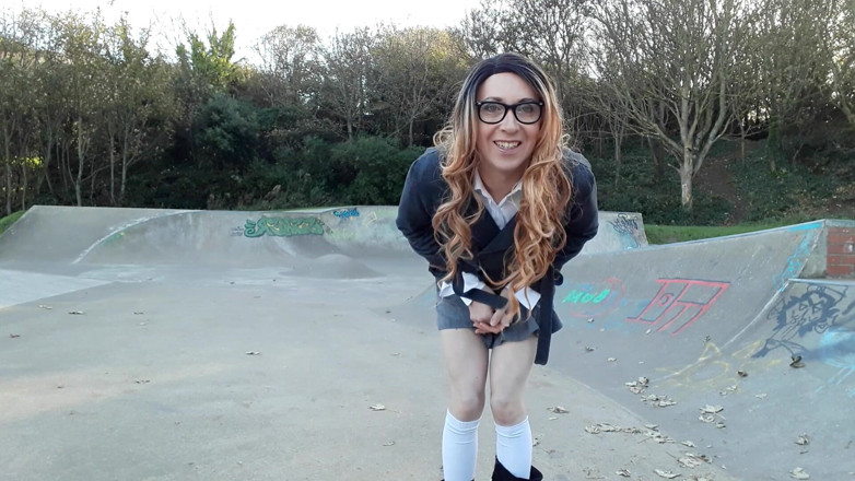 The Midnight Minx: Transvestiten-college-mädchen im skatepark, stripperin
