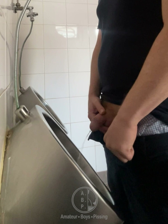 AmateurBoysPissing: Avistamento Em Um Ruivo Em Um Mictório Público