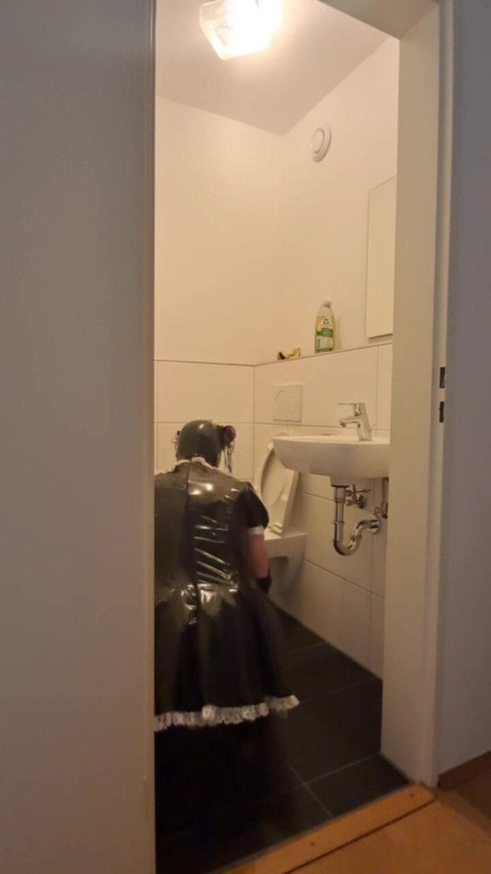 2GirlTs1Cock: Otrokyně Sissy v kleci - čištění koupelny pro paní a jejího přítele