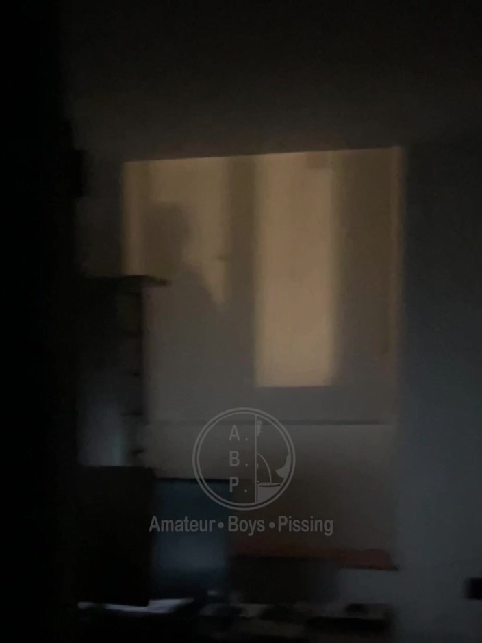 AmateurMates: Ich habe diesen jungen beim pinkeln vor meinem fenster erwischt,...