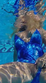 Mit Neuem Badeanzug Im Pool