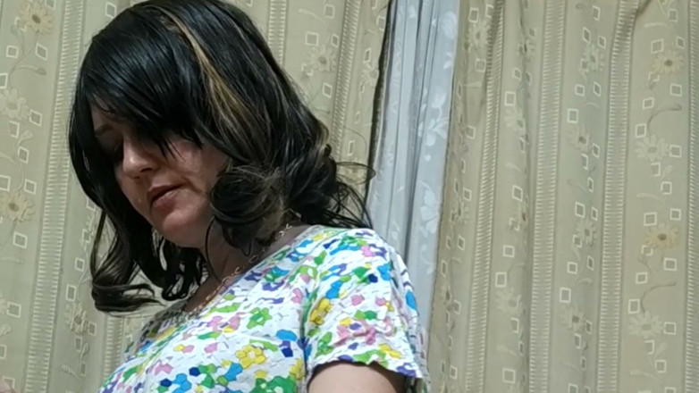 Bolly Karma: Ma belle-mère sexy n’arrive pas à me détacher