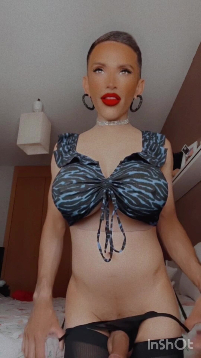 Sissy Slut Brianna: 射在我脸上，告诉我你想念我