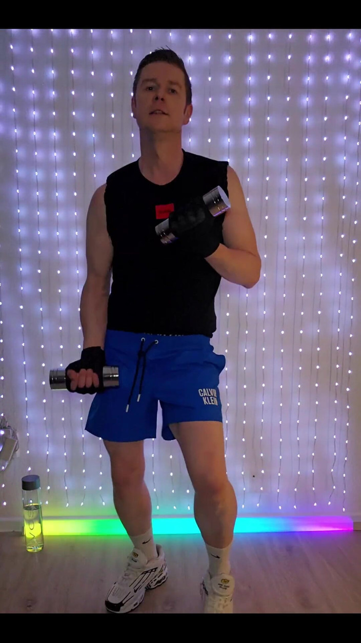 Roman Heart: Antrenament de fitness în pantaloni scurți albaștri CK 
