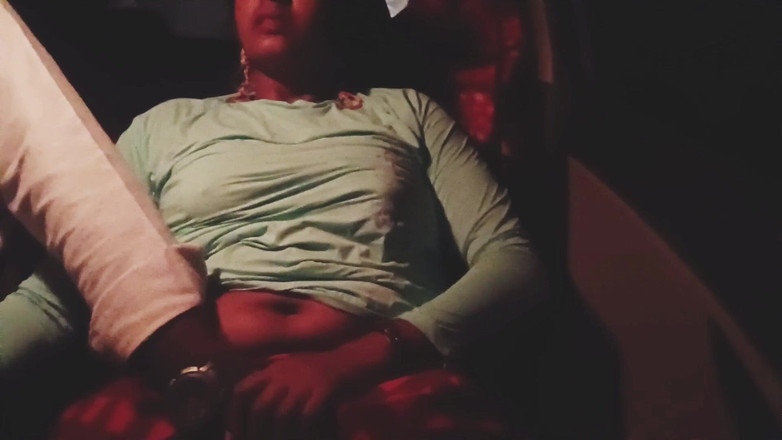 Telugu honey lips: 夜の車のセックス、テルグ語の下品な話。テルグ語の巨乳美しいおばさんとボーイフレンド