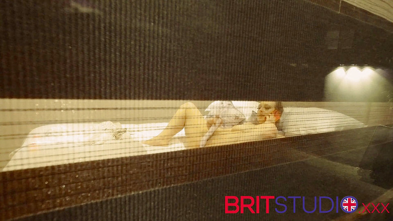 Brit Studio: Komşunun mastürbasyon yaparken onları izliyorsun