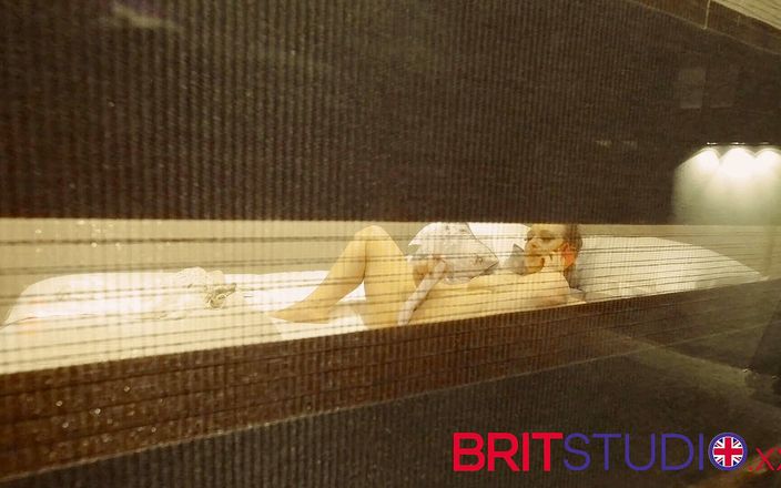 Brit Studio: Você assiste seu vizinho se masturbando