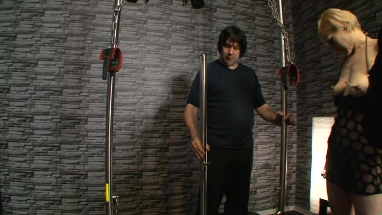 Absolute BDSM films - The original: Großer dildo, muschi penetriert und demütigt