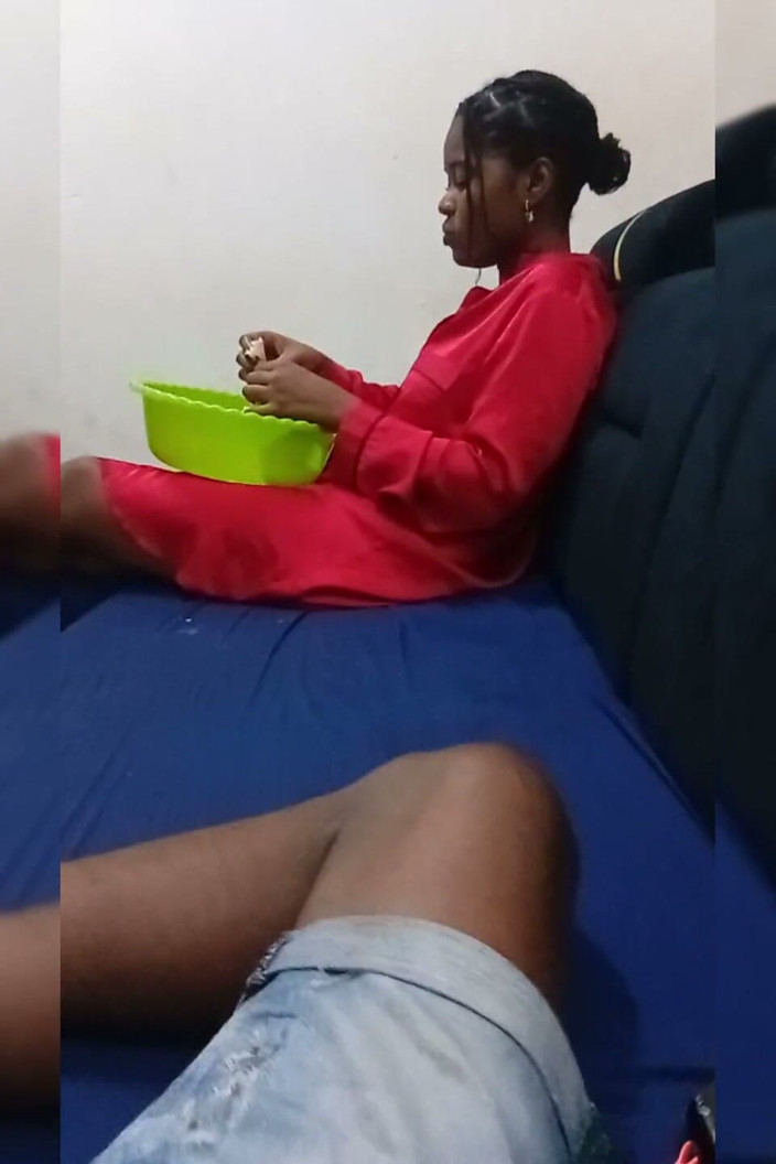 Dericky22: dekhne ka bindu: aap apne bistar men apne roommet ko...