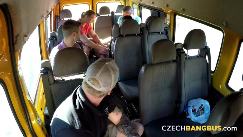 Czech Bang Bus: Czech Bang Bus 4 : bukkake savoureux avec une MILF poilue