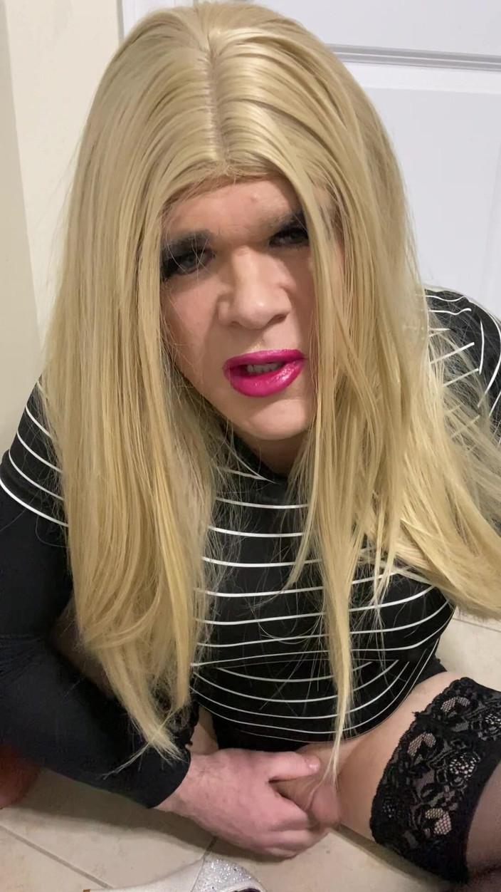 MadisonCD2025: Partea 2 a Transsexual transsexual sexy tachinează cu pizdă falsă în lenjerie și...