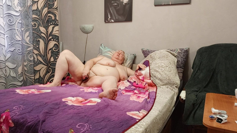 Zona901: Мачеха трахает себя игрушками в киску