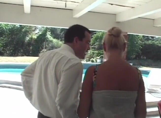 Gilfy Pleasure: Blonde oma wird am pool anal gefickt