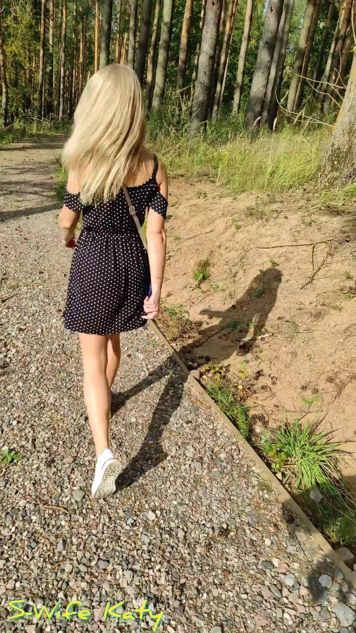 S-Wife Katy: 在户外操了一个裸体美女S-妻子kati