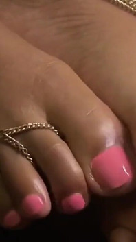 Pink Foxx kranar med smycken på fötterna