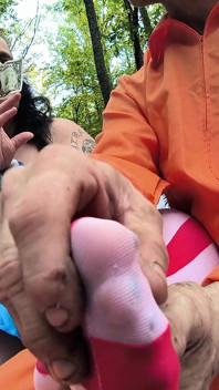Freche schauspielerin, outdoor-szene entkommt beim versuch, in die muschi zu kommen