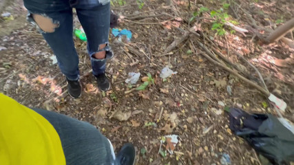 J13D75: Nyepong kontol buru-buru di hutan