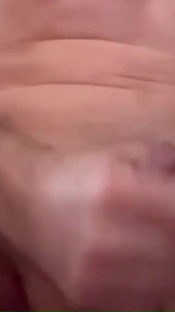 Detailní záběr na stříkání, když jsem ošukaná masérem prostaty