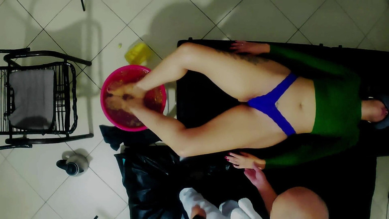 Gabi SweetCouplesStories: La spa per i piedi completa di massaggio, oli e...