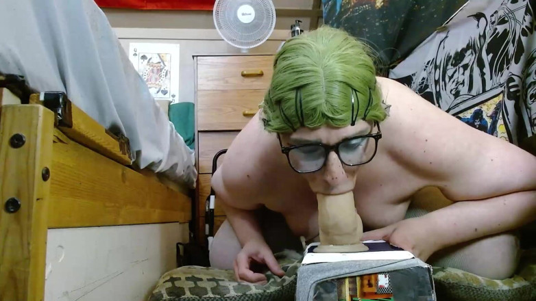 CosmicJones88: Sissy si siede sul dildo e poi si china