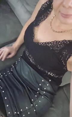 Sofy13: 穿着性感皮裙的熟女 - 短视频