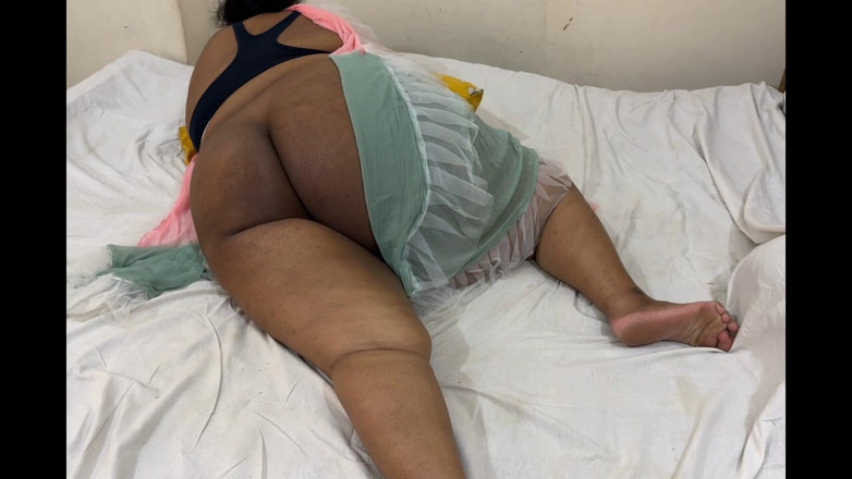 Your Boy's Cum: 大きなお尻セクシーなインド人バービ