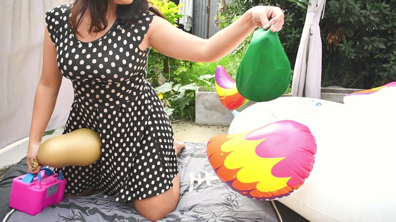 Bunny Looner: Menunggang Di Luar Untuk Pop On Inflatable Unicorn - Bunny Looner