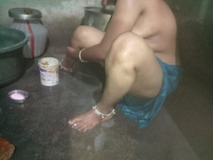 Priyanka314: Manžel, který chytí prsa své ženy, zatímco se koupe