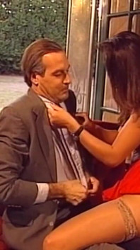 Nadržená asijská MILFka si užívá sexu s velkým tvrdým ptákem