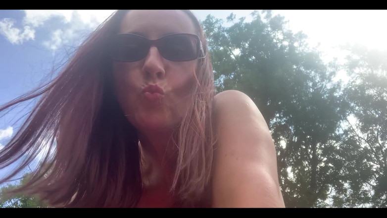 Keira_xxxxxx: Ia-mă într-un câmp și fă-mi țâțele să sară?