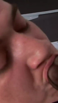 Cowok ngentot memeknya lalu crot di kakinya