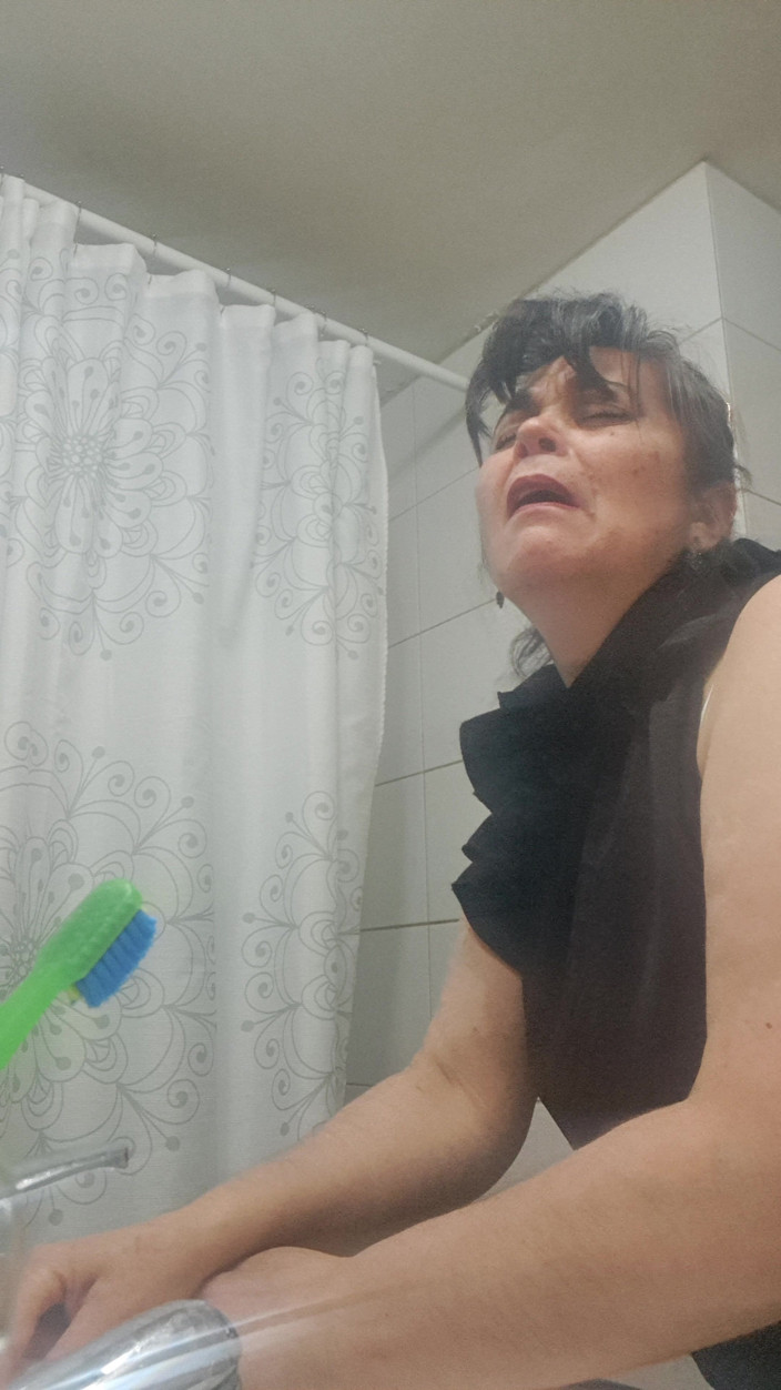 Mommy big hairy pussy: Мама представляет себе, что занимается тайным сексом с ним в ванной.