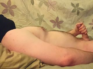 Uhri: Eu me masturbo na cama
