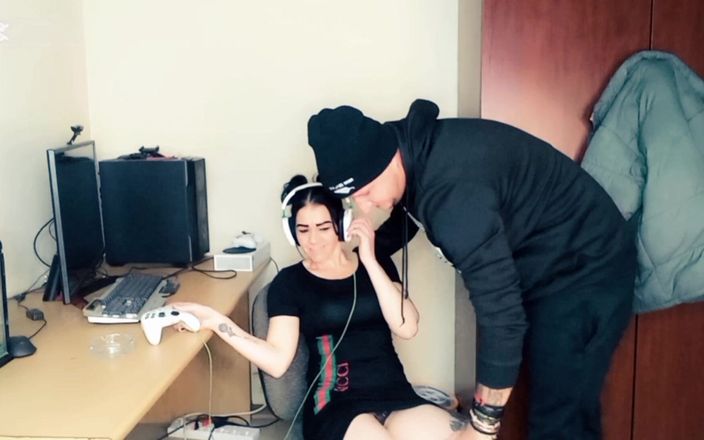 Mysticbabe8: 如果你想要更多，就停止玩xbox（挑逗）