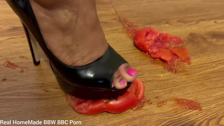 Super sexy ebony cuties: Berjalan Di Sekeliling Tomato Squashing Dengan Kasut Tumit Tinggi Saya