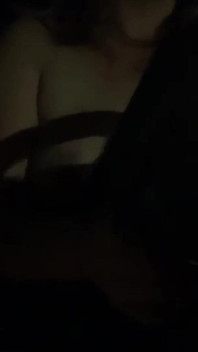 Nahá prsa při řízení