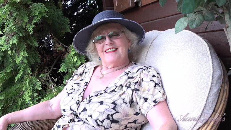 Aunt Judy's: Auntjudys - gilf matură păroasă de 66 de ani doamna Claire îți suge...