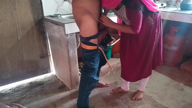 Skydreem1104: 印度家庭主妇喜欢把她丈夫的放在嘴里