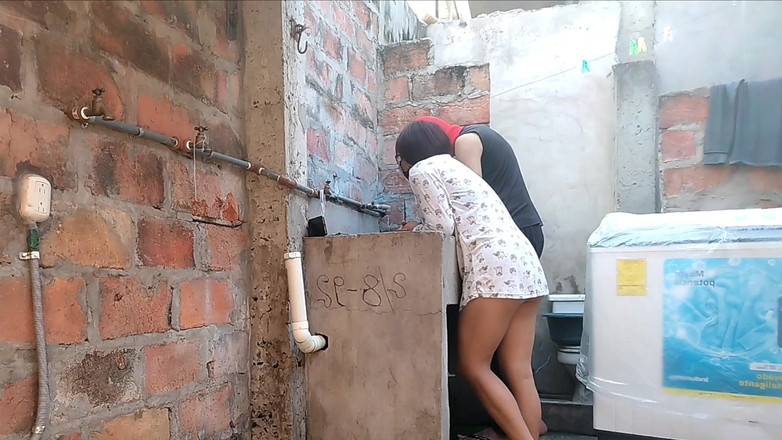 Goky: Vecina sin nada debajo de su camisón, su rosa es...