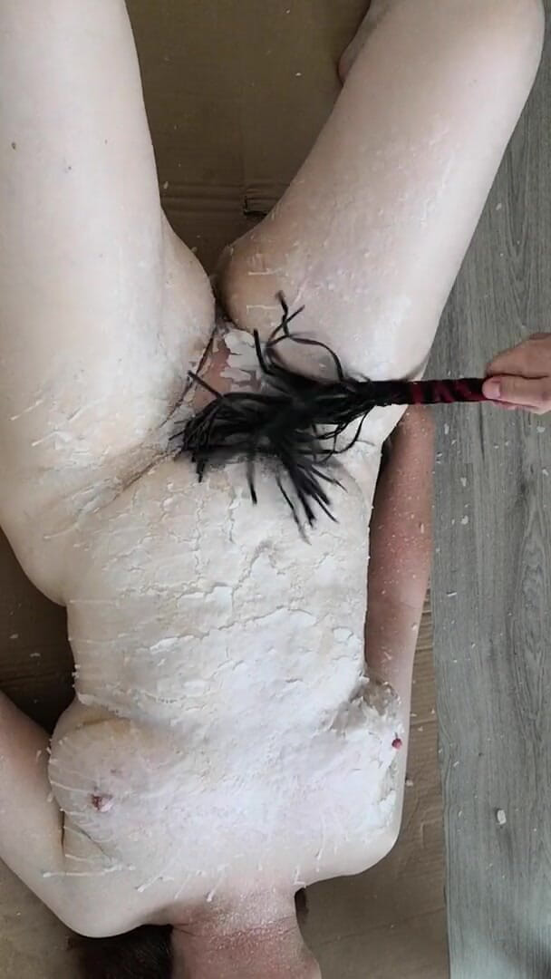 Bouncy Tits Action: 全身に熱い蝋燭の蝋と鞭打ち