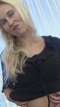 La MILF Bionda Carolina Ilsa Gioca Con La Figa per Te
