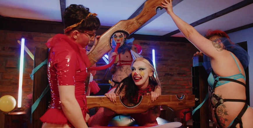 punkgoblin: Clown orgie: oral, spucke &amp;strap-ons