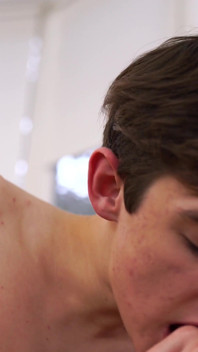 Twink cu cur bombat își seduce prietenul heterosexual de 18 ani schimbându-și pula uriașă fără prezervativ