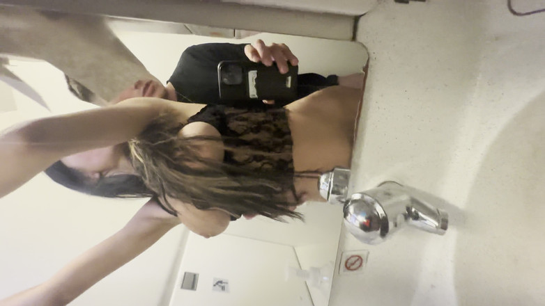 Papi Rodriguez: 我在飞机上和一个阿雷贝做爱，口交我的鸡巴，然后在洗手间里毁掉它