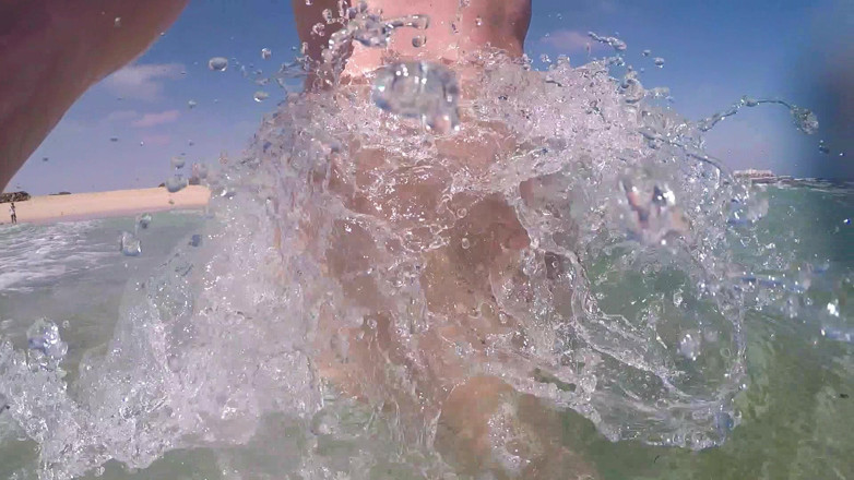 outdoor-fun: Spiaggia nudista, onde che giocano con il mio cazzo morbido