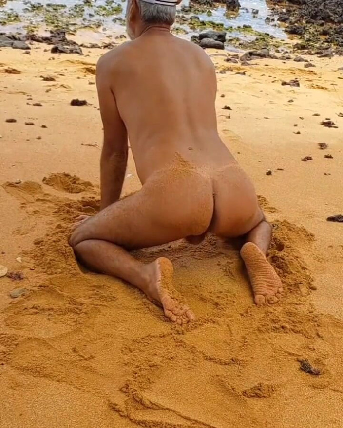 Ladysilvas: Ladysilva pamer pantat bahenol ladysilva sambil bugil di pantai