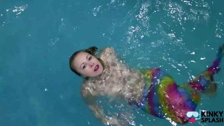 UKCuteGirl Lucy Lauren: Putri duyung tertangkap menggodamu di kolam renang