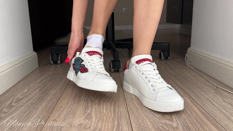 Princess Monica: Jeu de pieds en chaussures, chaussettes, pieds nus